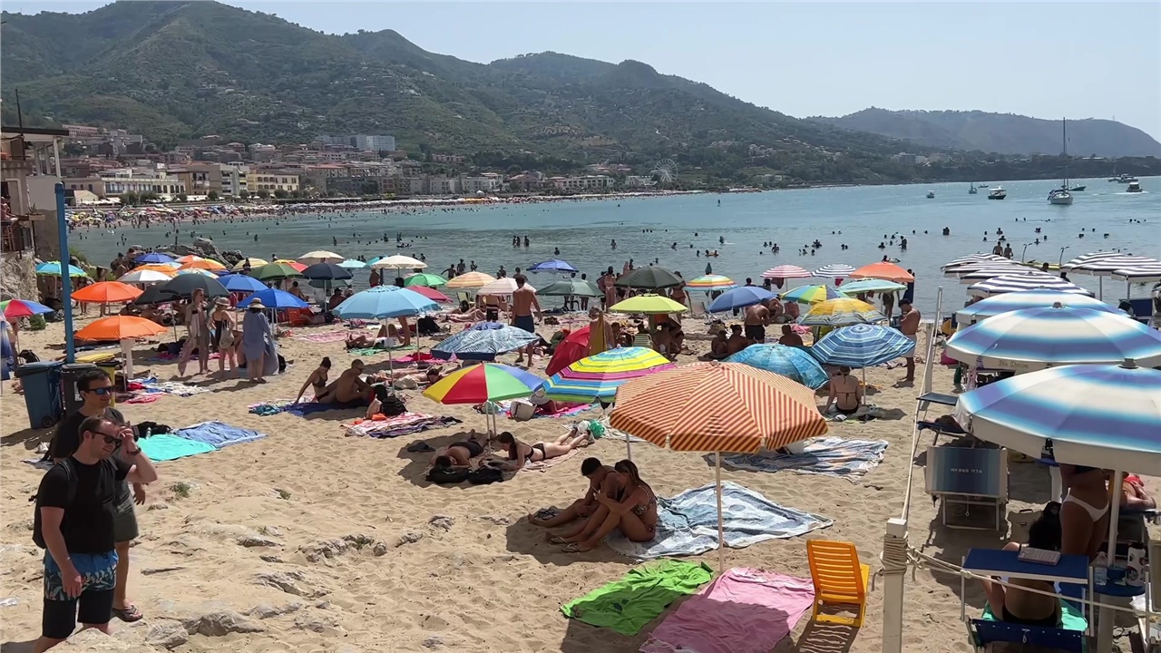 Στη Τσεφαλού,  στη βόρεια ακτή της Σικελίας στην Τυρρηνική θάλασσα....