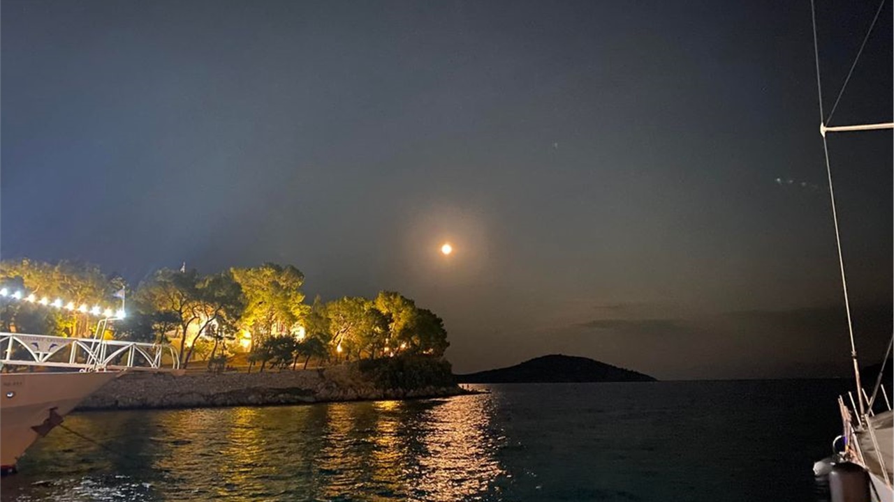 Ξεπρόβαλε και τραβάει τα βλέμματα η πρώτη υπερπανσέληνος του...