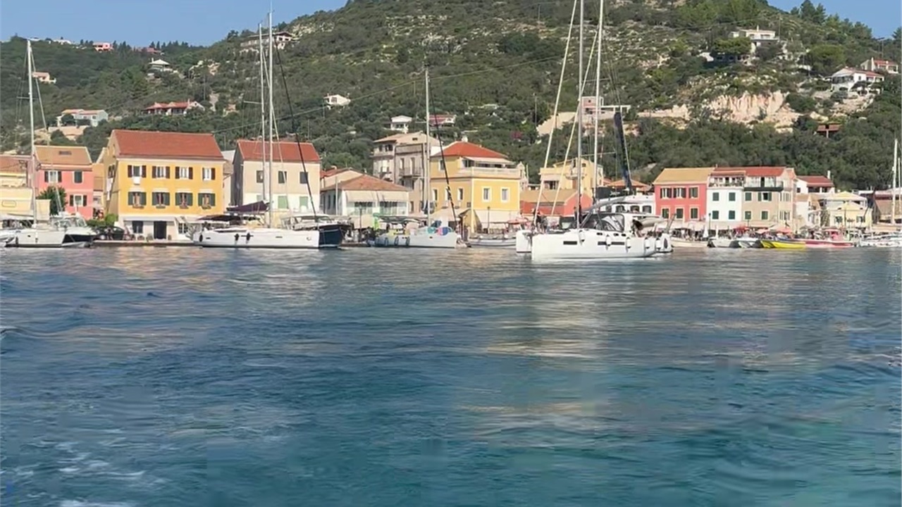 Αναχώρηση από τον Γάιο των Παξών, με καραβάκι για τους Αντίπαξους...