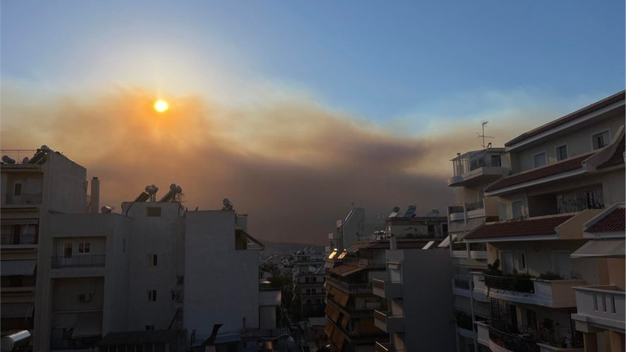 🔴 Ανεξέλεγκτη μαίνεται η φωτιά στη Φυλή. Μεγάλος εχθρός οι ισχυροί...