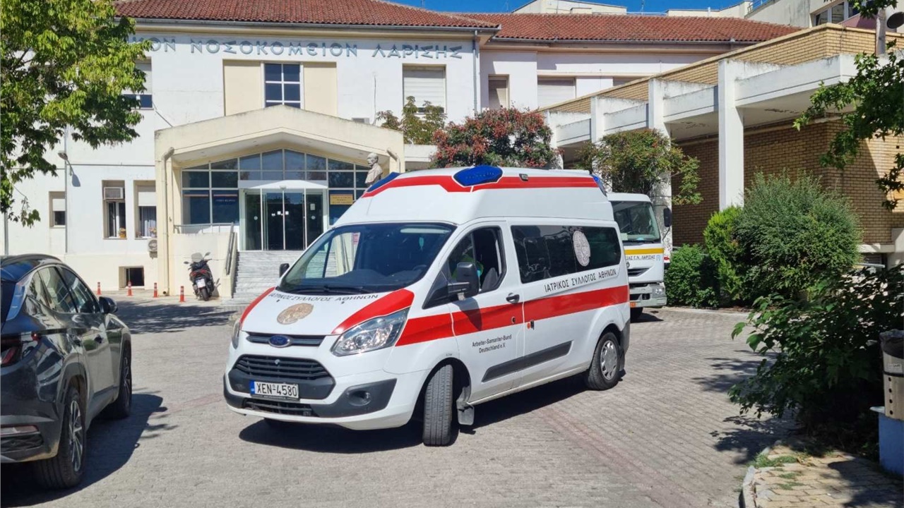 Tο ασθενοφόρο και οι διασώστες του ΙΣΑ συμμετέχουν στη μεταφορά...