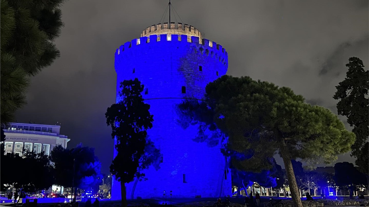 Στα μπλε «ντύθηκε» ο Λευκός Πύργος για την Παγκόσμια Ημέρα του...