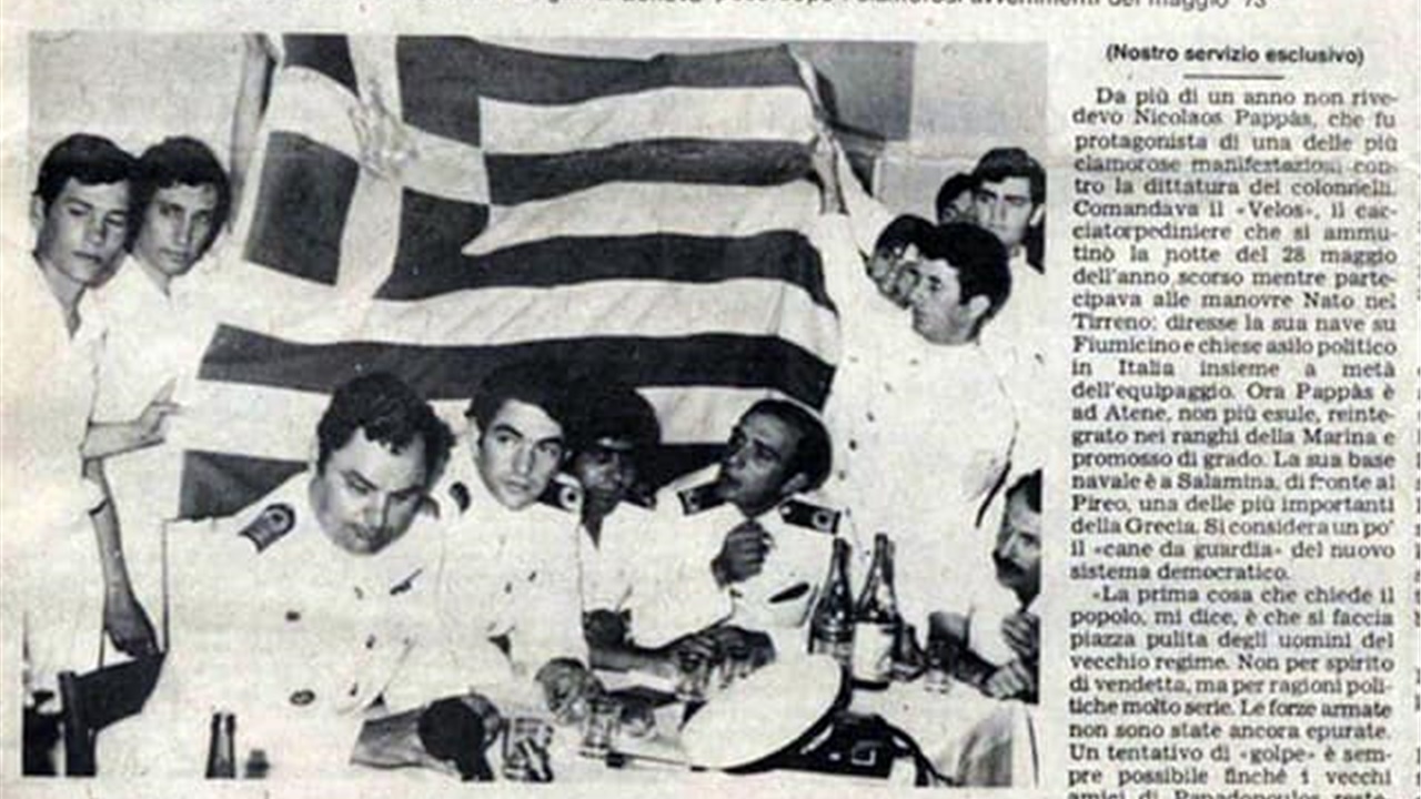 Τσακίζεται στα βράχια το «Βέλος»       Σαπίζει στη Θεσσαλονίκη...