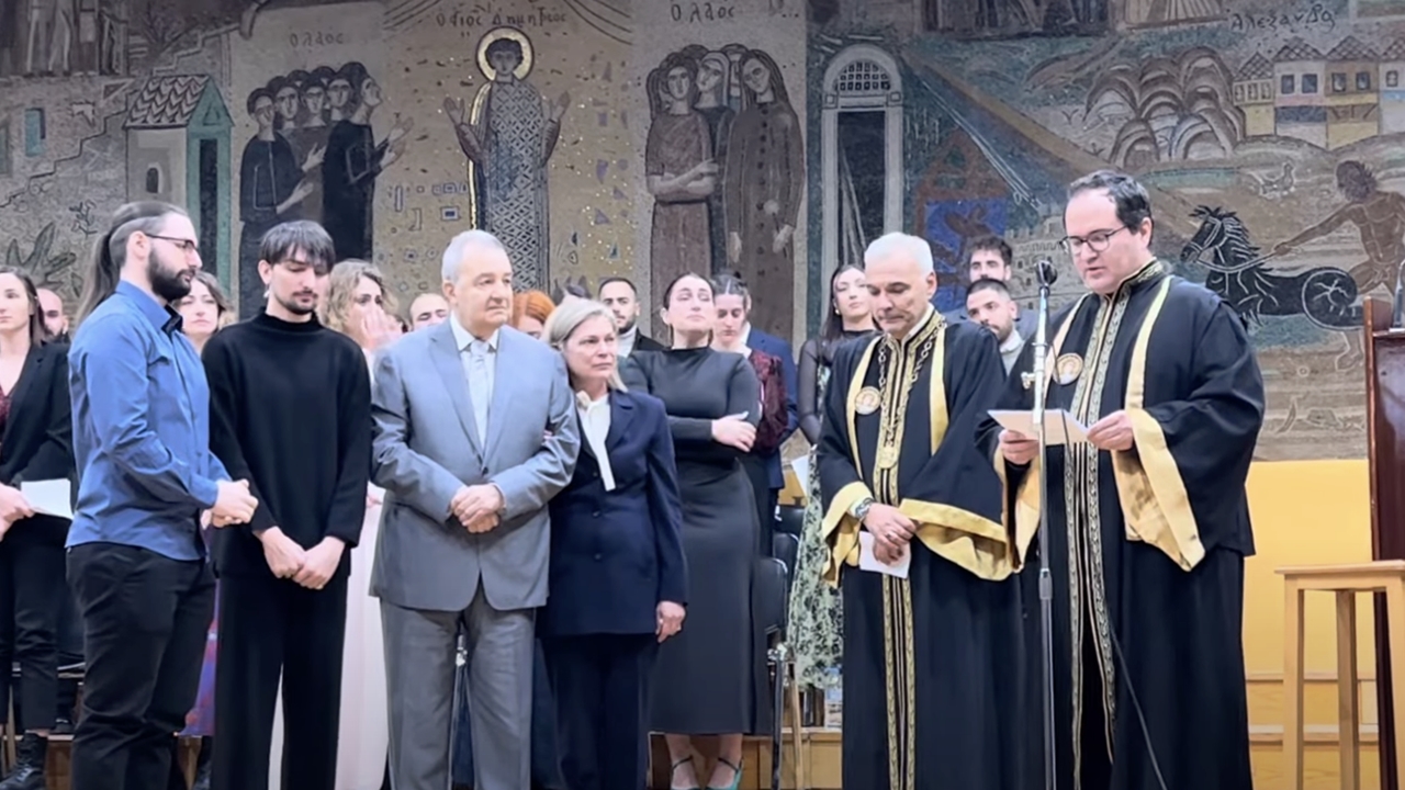 Συγκίνηση στο ΑΠΘ - Απονομή πτυχίων στις οικογένειες της Ελπίδας...