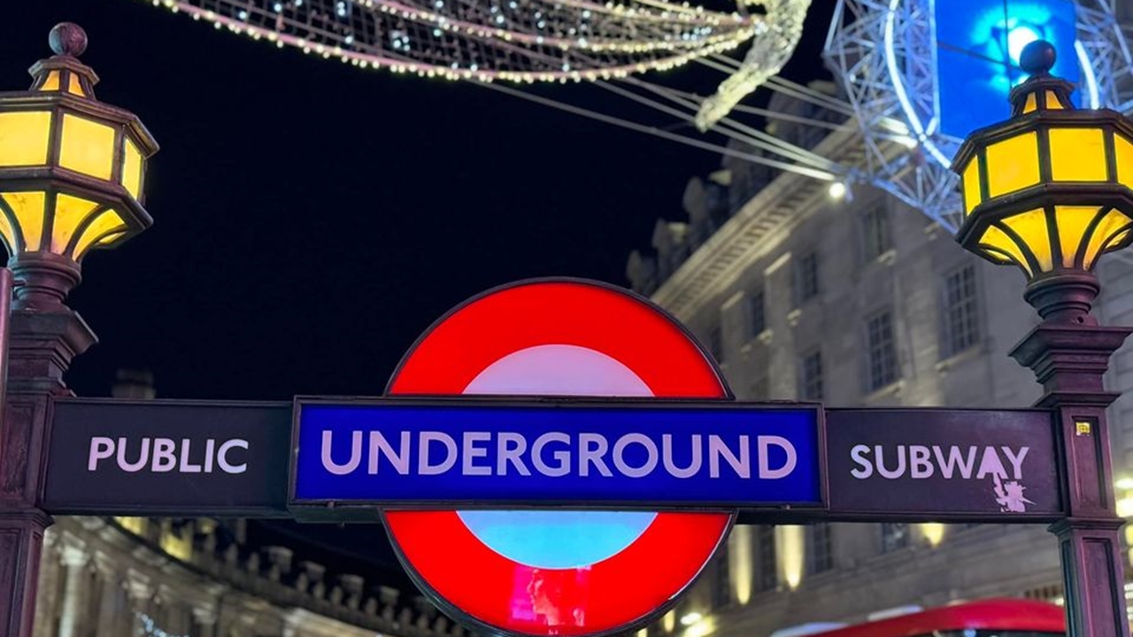 Η εμβληματική Regent Street στο Λονδίνο έχει μπει στο πνεύμα...