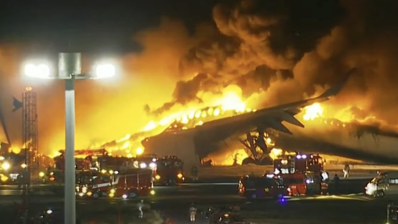 Ιαπωνία: Στις φλόγες αεροπλάνο της Japan Airlines κατά την προσγείωση...