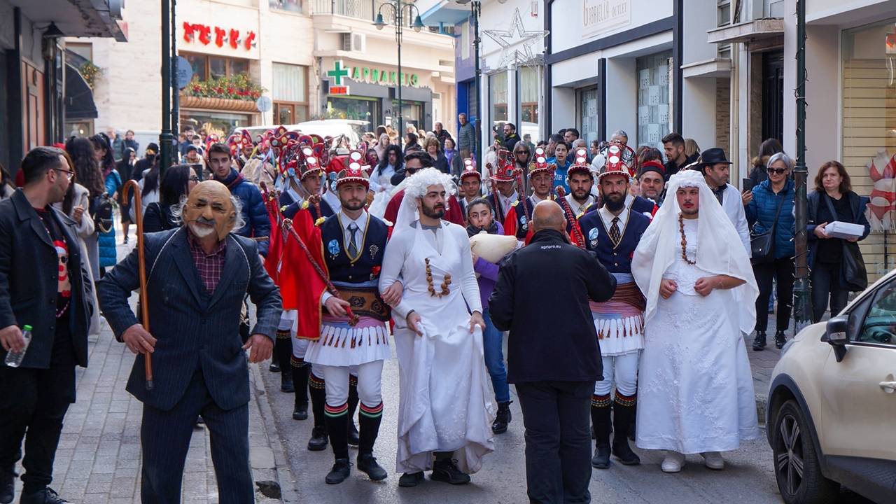 Αναβίωσαν για άλλη μία χρονιά οι Μωμόγεροι από την Εύξεινο Λέσχη...