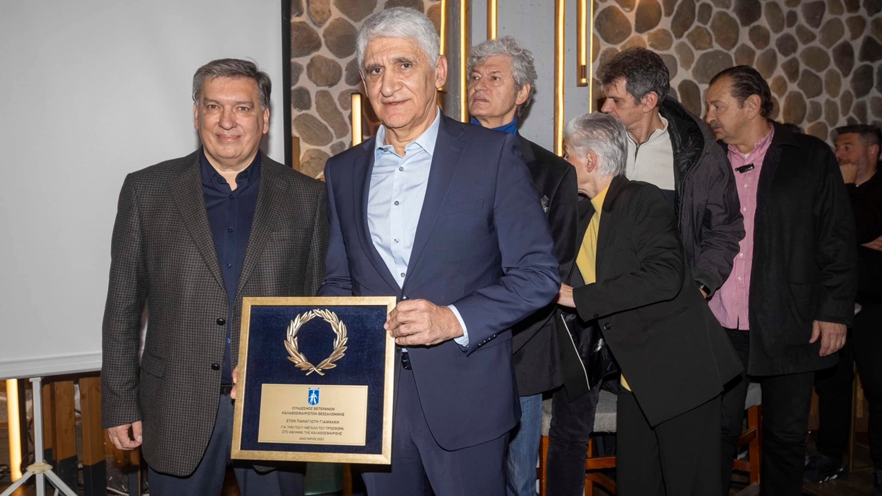 Τιμώντας τον Παναγιώτη Γιαννάκη πραγματοποίησε την κοπή της βασιλόπιτας...