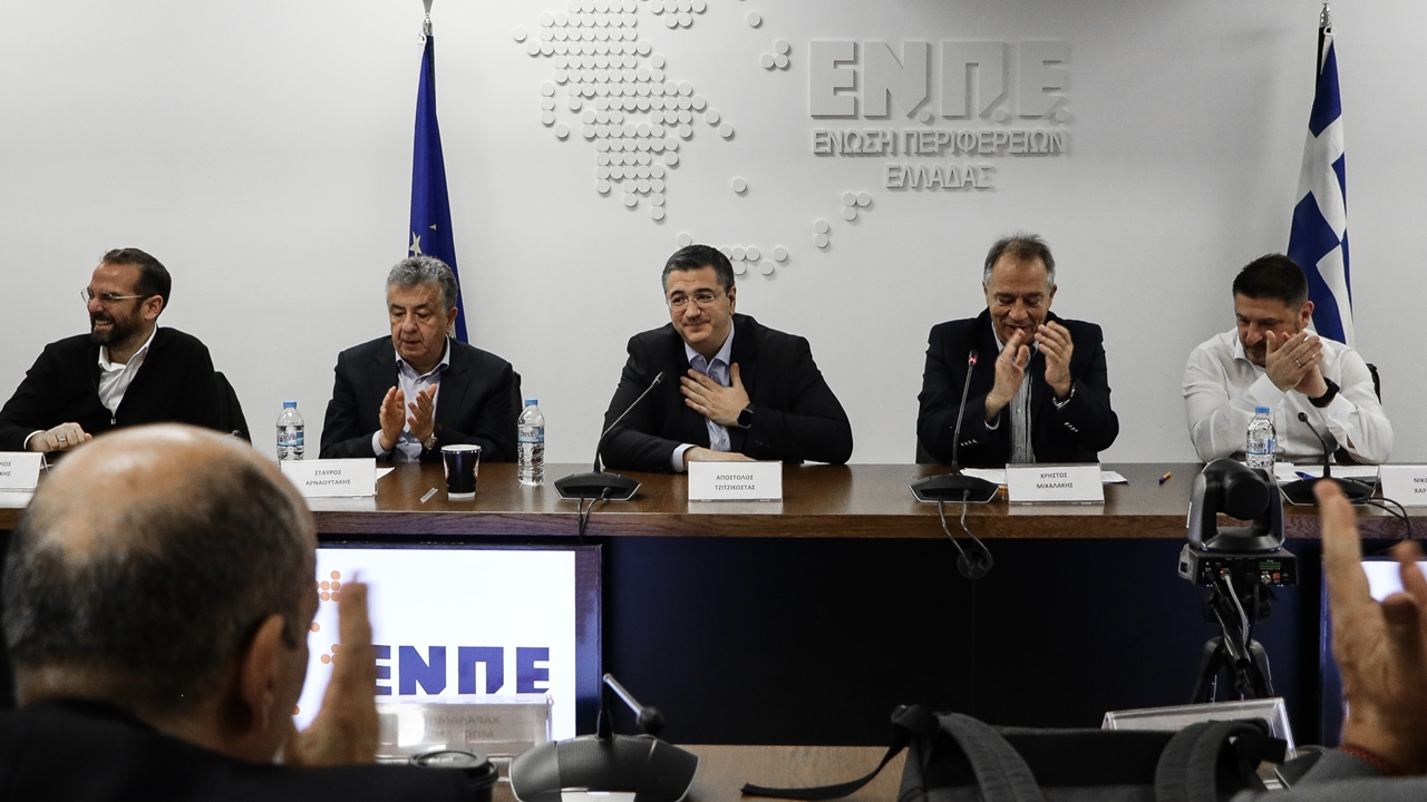 Ομόφωνη η επανεκλογή του Απόστολου Τζιτζικώστα ως Προέδρου της...