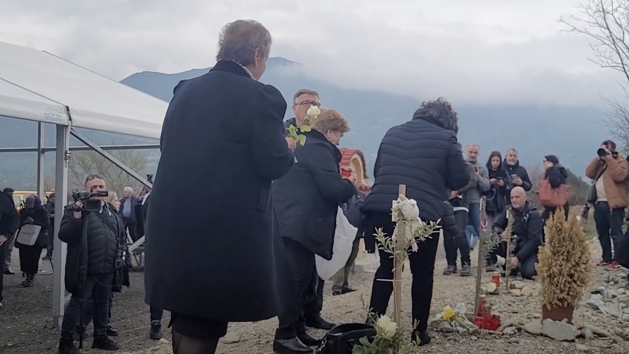 Τέμπη: Ράγισαν καρδιές στο μνημόσυνο για τα 57 θύματα