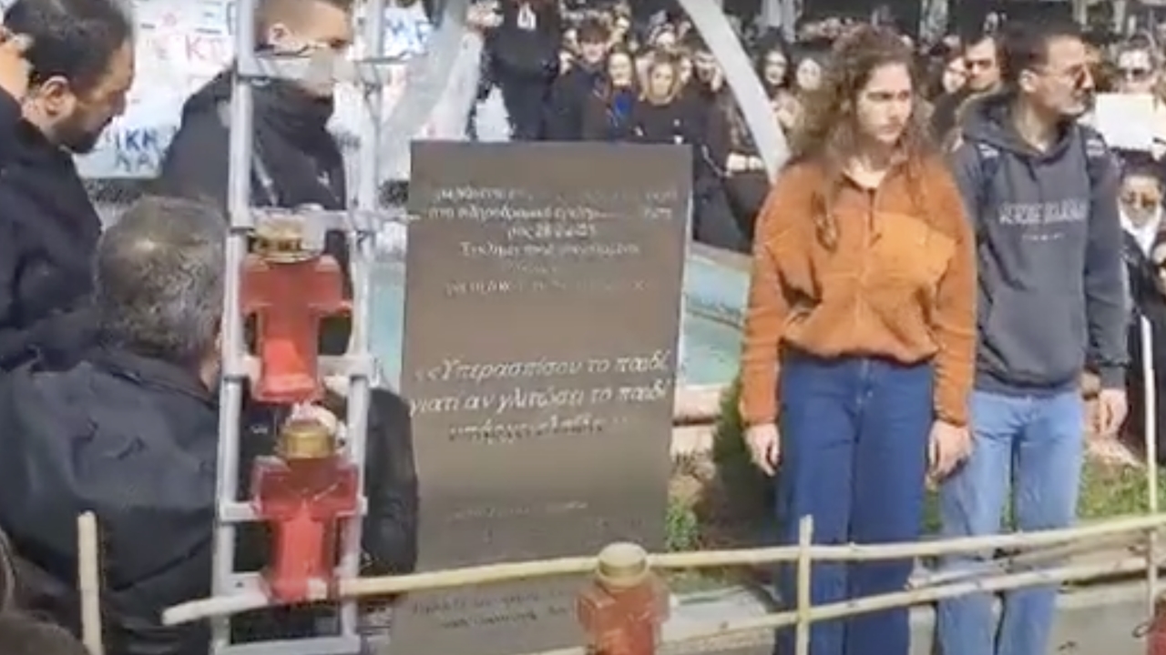 Τραγωδία στα Τέμπη: «Υπερασπίσου το παιδί γιατί αν γλιτώσει το...