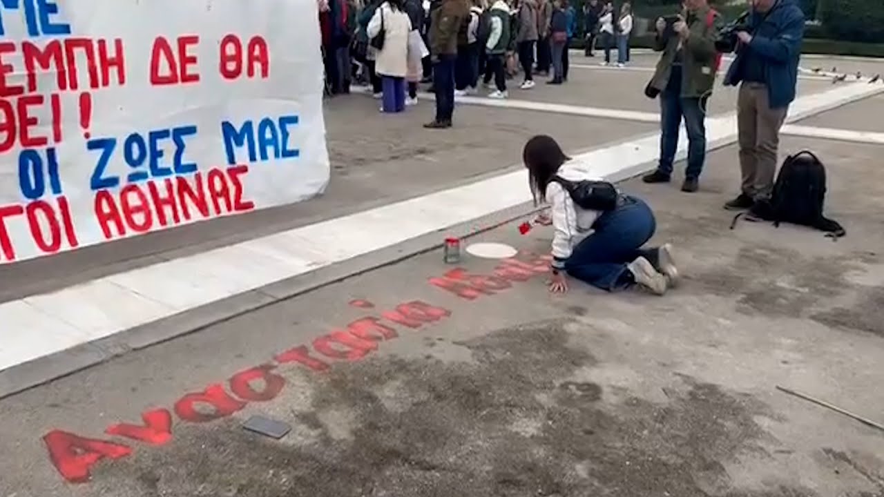 Τέμπη: Ξαναγράφουν τα ονόματα των 57 θυμάτων στο Σύνταγμα |