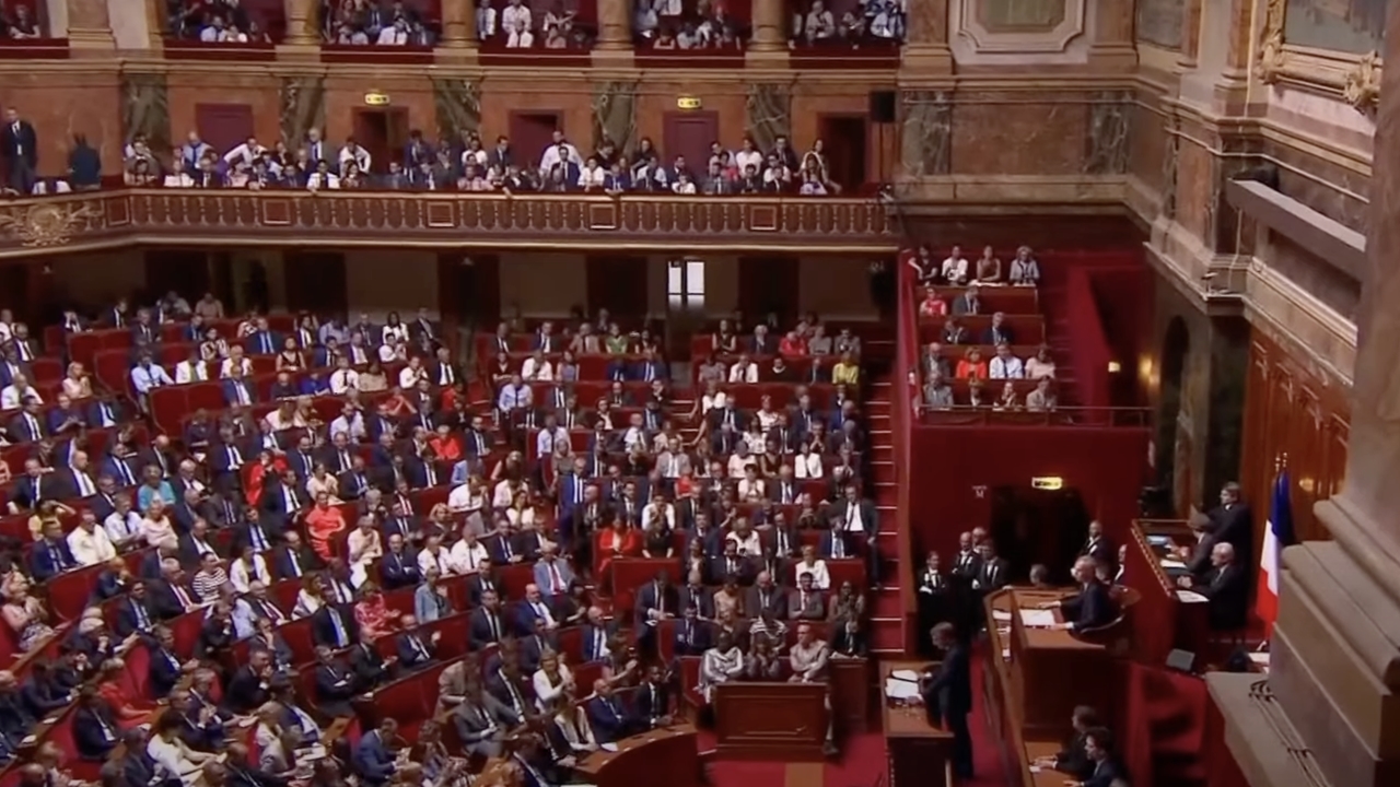 Η Γαλλία έγινε η πρώτη χώρα που κατοχυρώνει συνταγματικά το δικαίωμα...