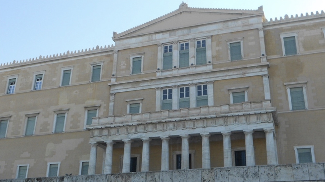 Σε εξέλιξη η συζήτηση στη βουλή για τα μη κρατικά πανεπιστήμια...