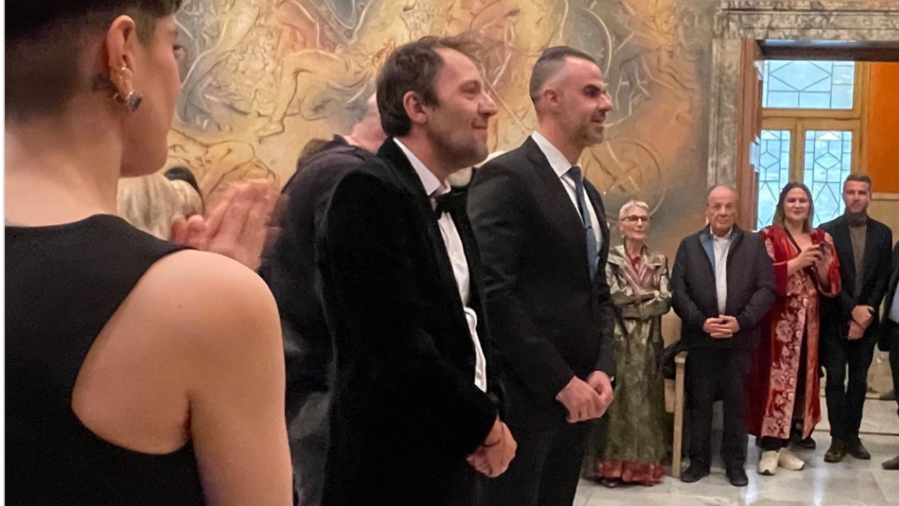 Ο Αύγουστος Κορτώ παντρεύτηκε τον σύντροφό του στο δημαρχείο...