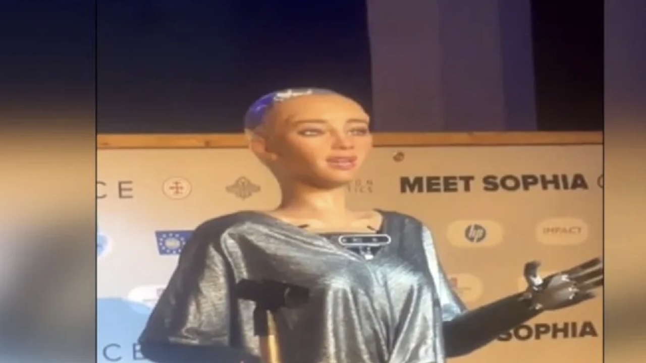 Το ρομπότ Sophia ήρθε στην Ελλάδα και συμμετέχει σε συνέδριο...