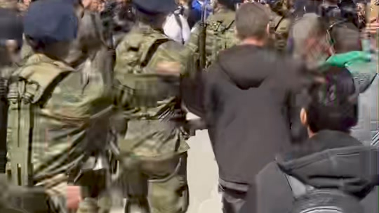 Ο Στέφανος Κασσελάκης παρελαύνει με άγημα στη Θήβα για την 25η...