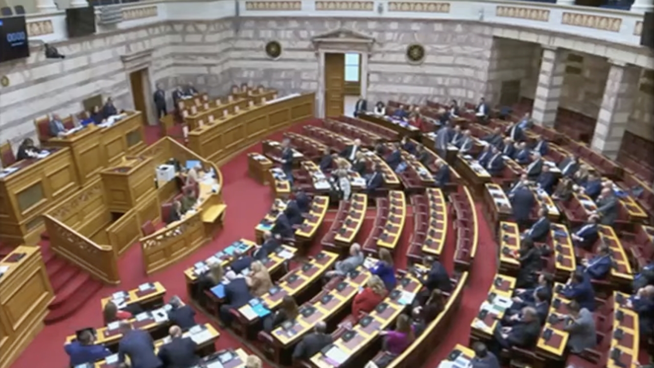 Πρόταση δυσπιστίας: Συνεχίζεται σε υψηλούς τόνους η συζήτηση...