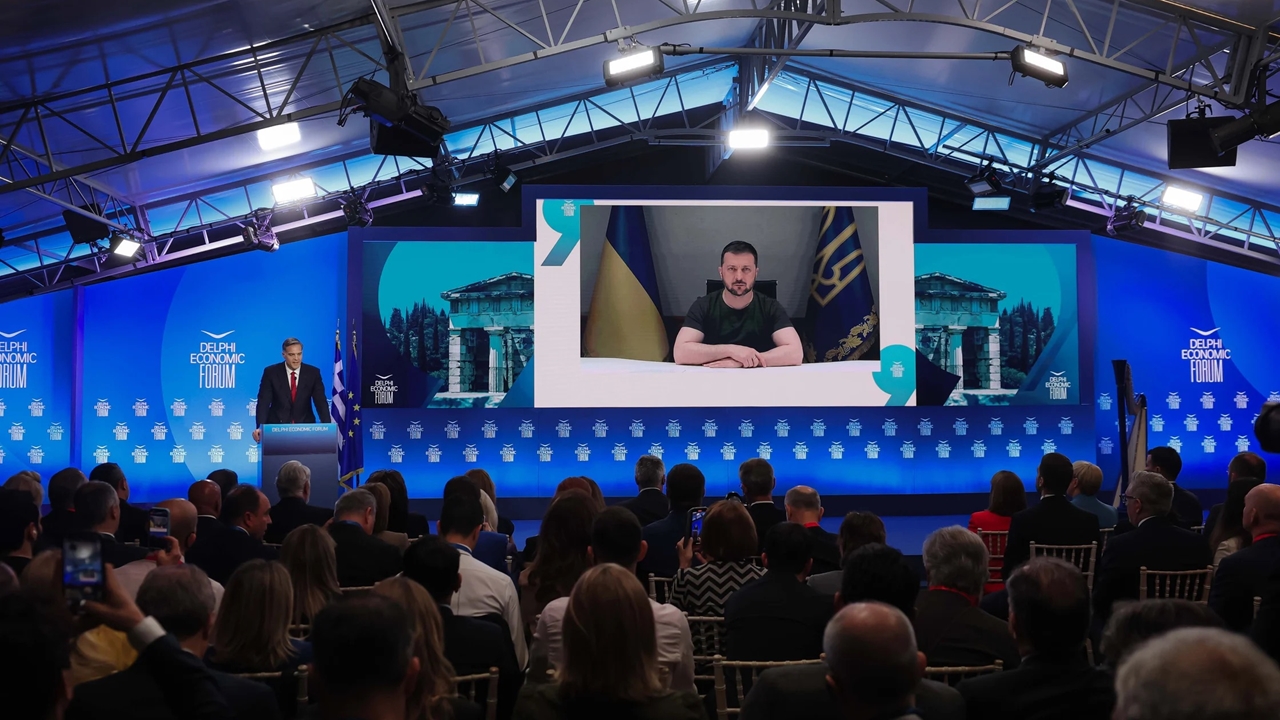 Β. Ζελένσκι: Πρέπει να απομονώσουμε πλήρως τη Ρωσία, όχι να «παίζουμε»...