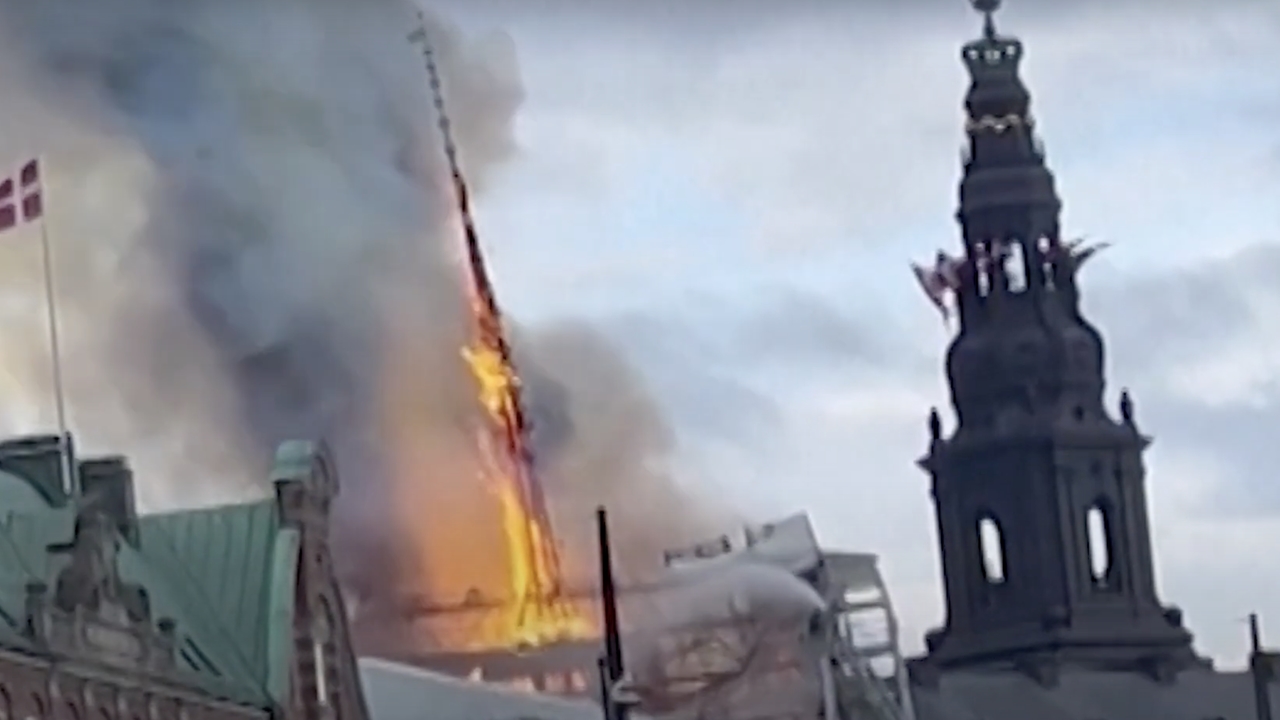 Στις φλόγες το παλιό Χρηματιστήριο της Κοπεγχάγης - Εκτεταμένες ζημιές, κατέρρευσε ο οβελίσκος (Βίντεο)