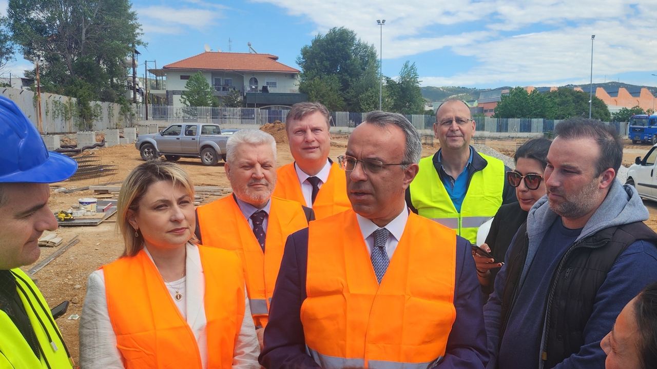 Τα έργα κατασκευής του σταθμού φόρτισης ηλεκτρικών λεωφορείων...