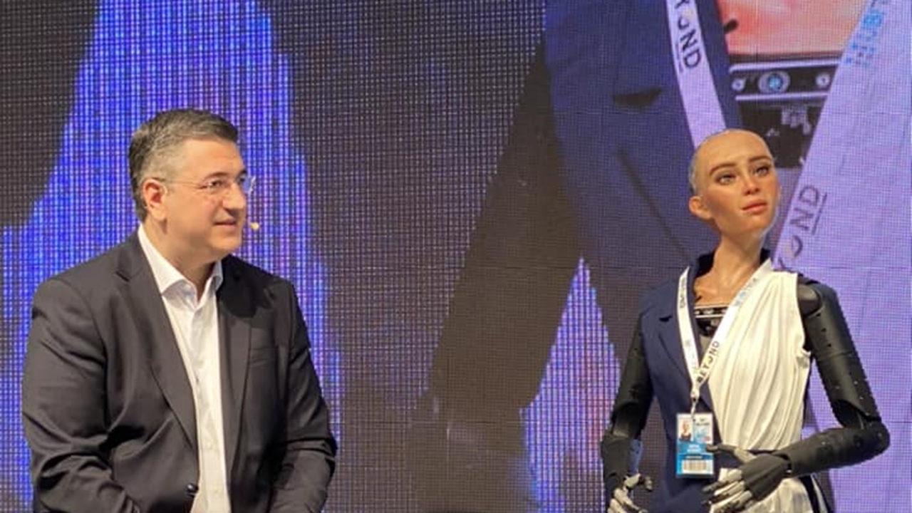 Στην Beyond η Σοφία, το πιο διάσημο ρομπότ: «Γεια σου Τζίτζι...