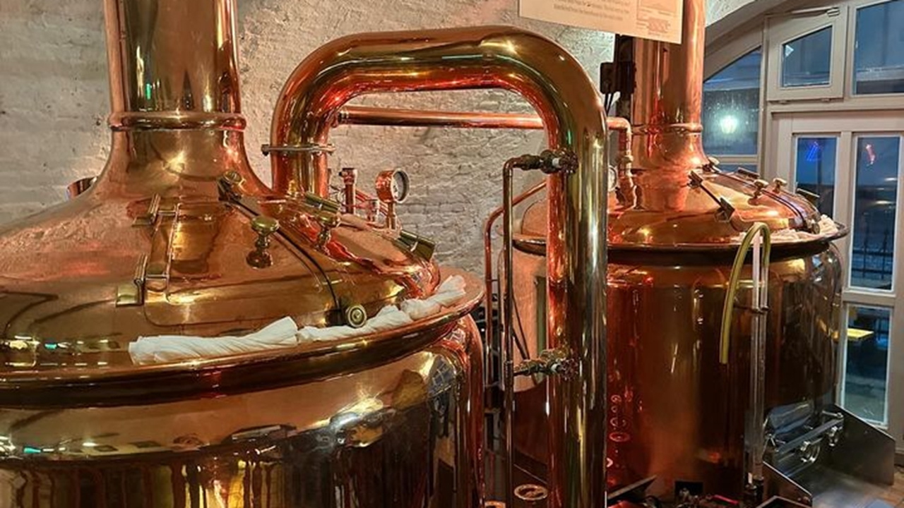 Στη μπυραρία @eisgrub_official στο Μάινζ φτιάχνουν τη δική τους...