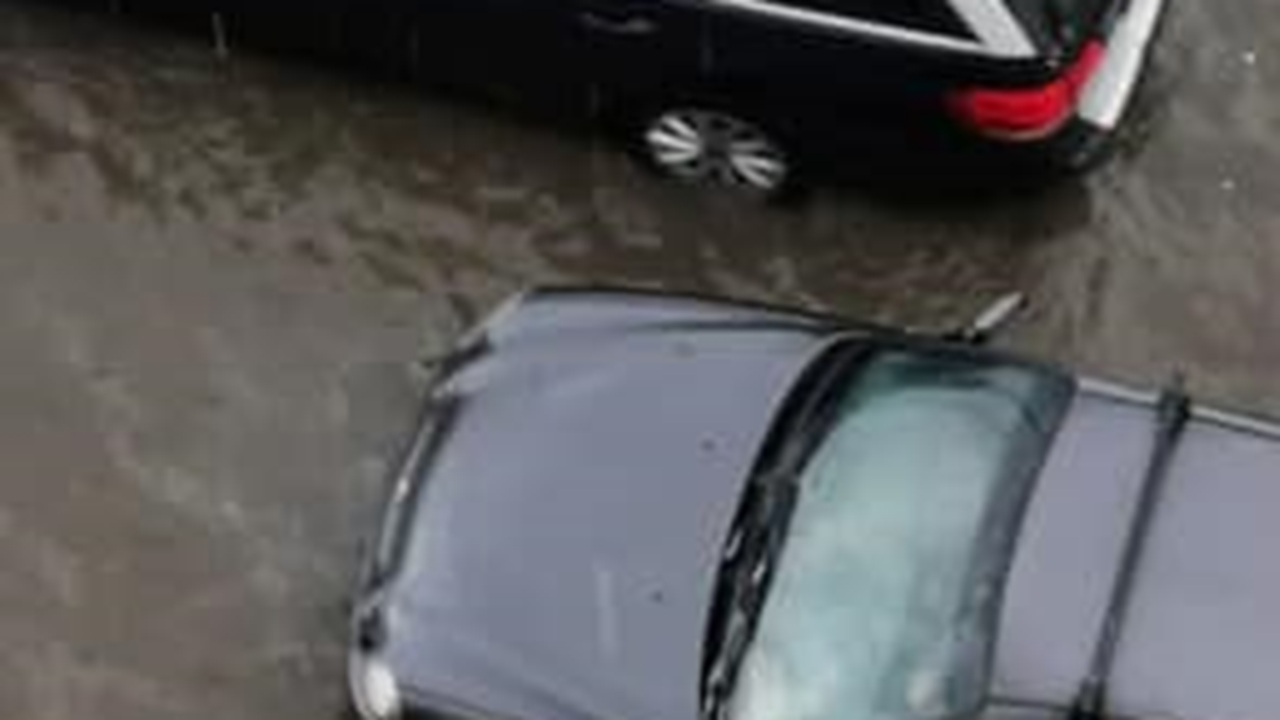 Έντονη βροχόπτωση στη Θεσσαλονίκη - Πλημμύρισαν δρόμοι  liv...