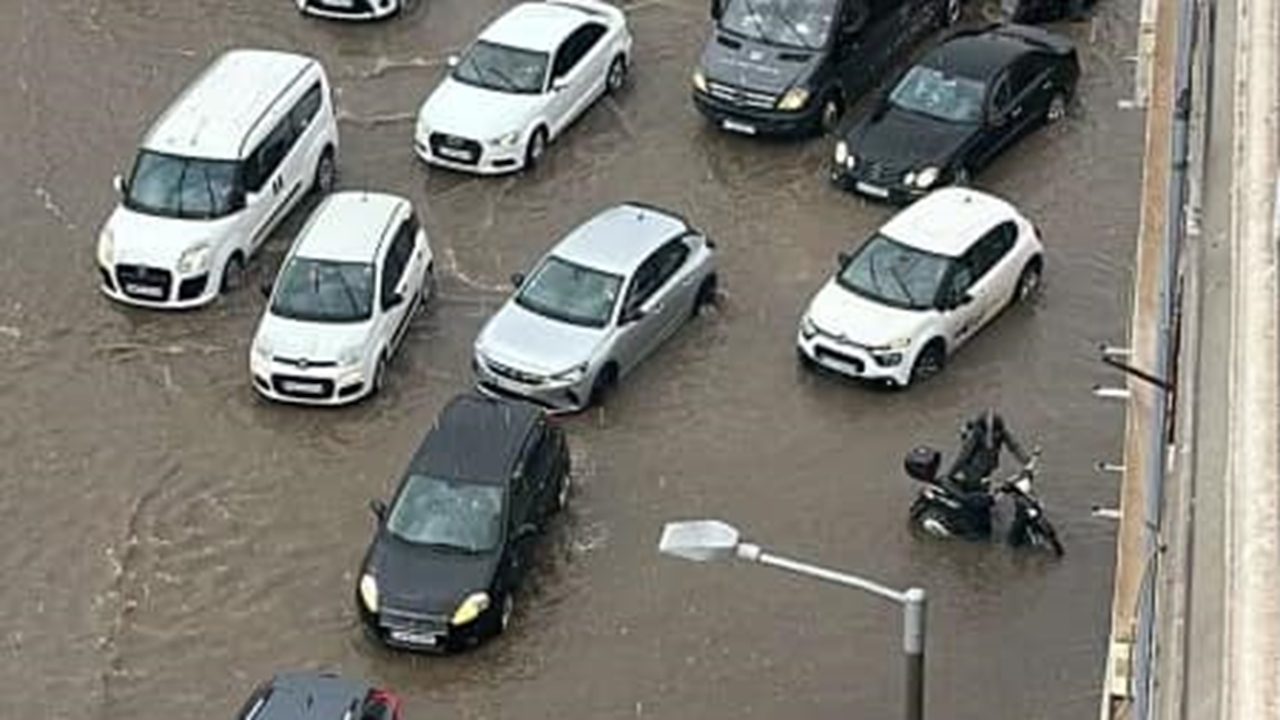 Πλημμύρισαν δρόμοι στη Θεσσαλονίκη - Έντονη βροχόπτωση το απόγευμα...