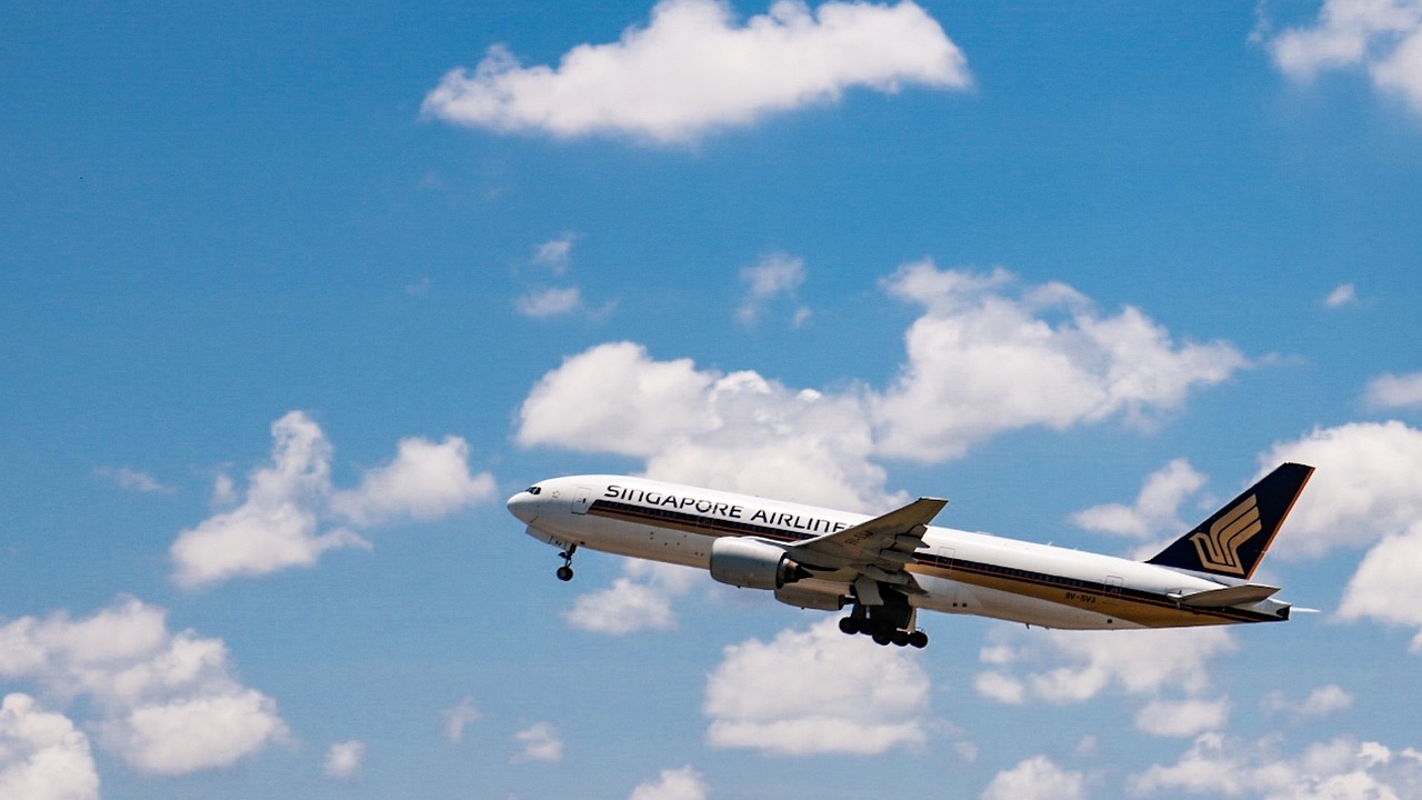 Ένας επιβάτης νεκρός και δεκάδες τραυματίες σε πτήση της Singapore...