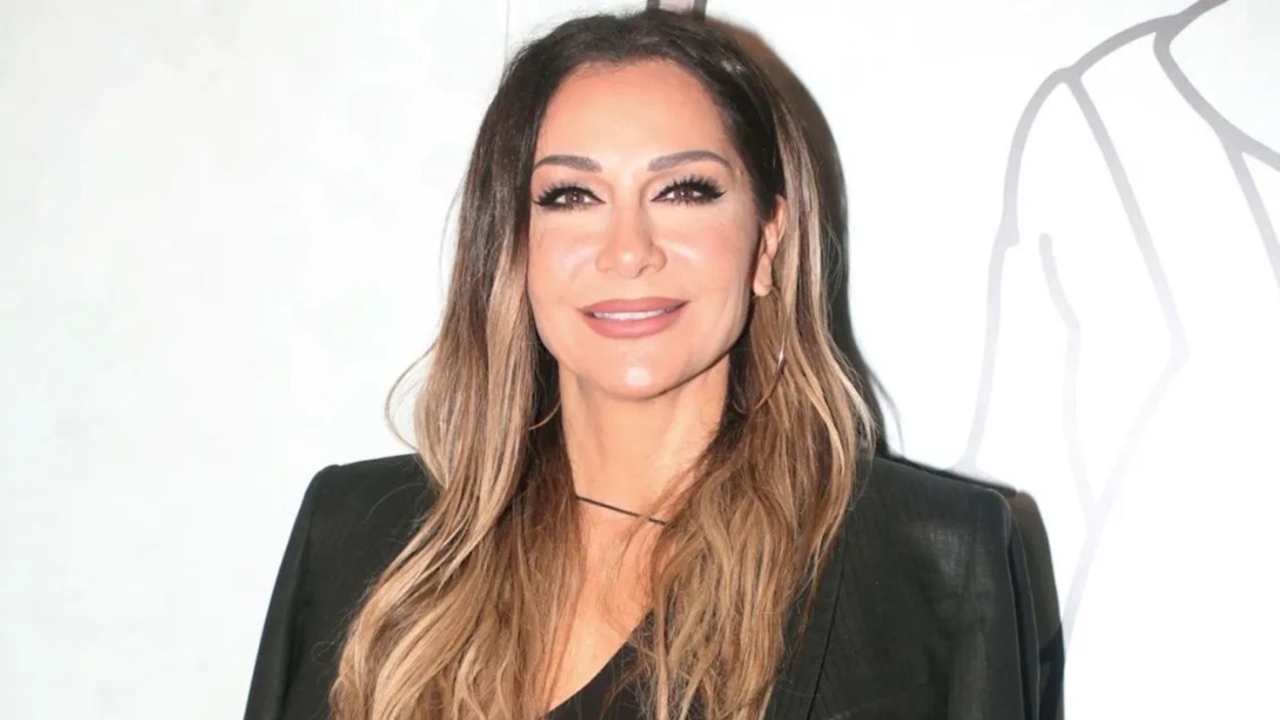 Χαμός με την ακύρωση εμφάνισης της Δέσποινας Βανδή στη Σμύρνη...