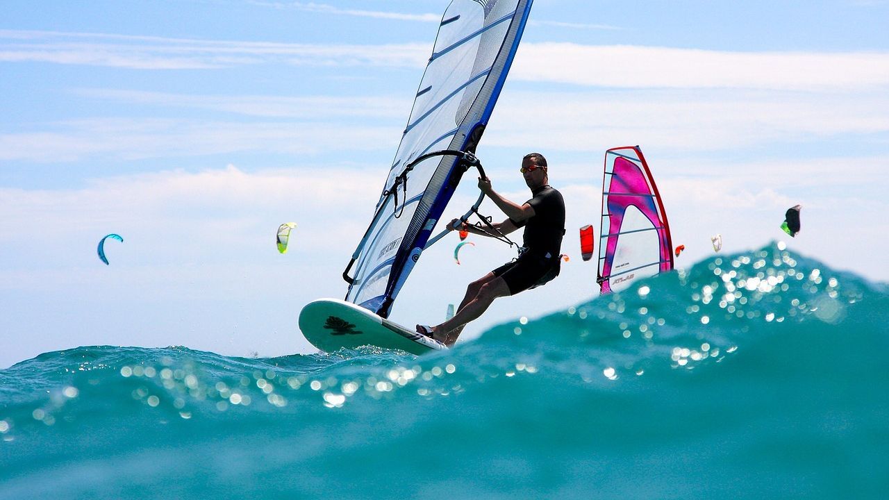 Η Νάξος ανάμεσα στους κορυφαίους προορισμούς παγκοσμίως για windsurfing