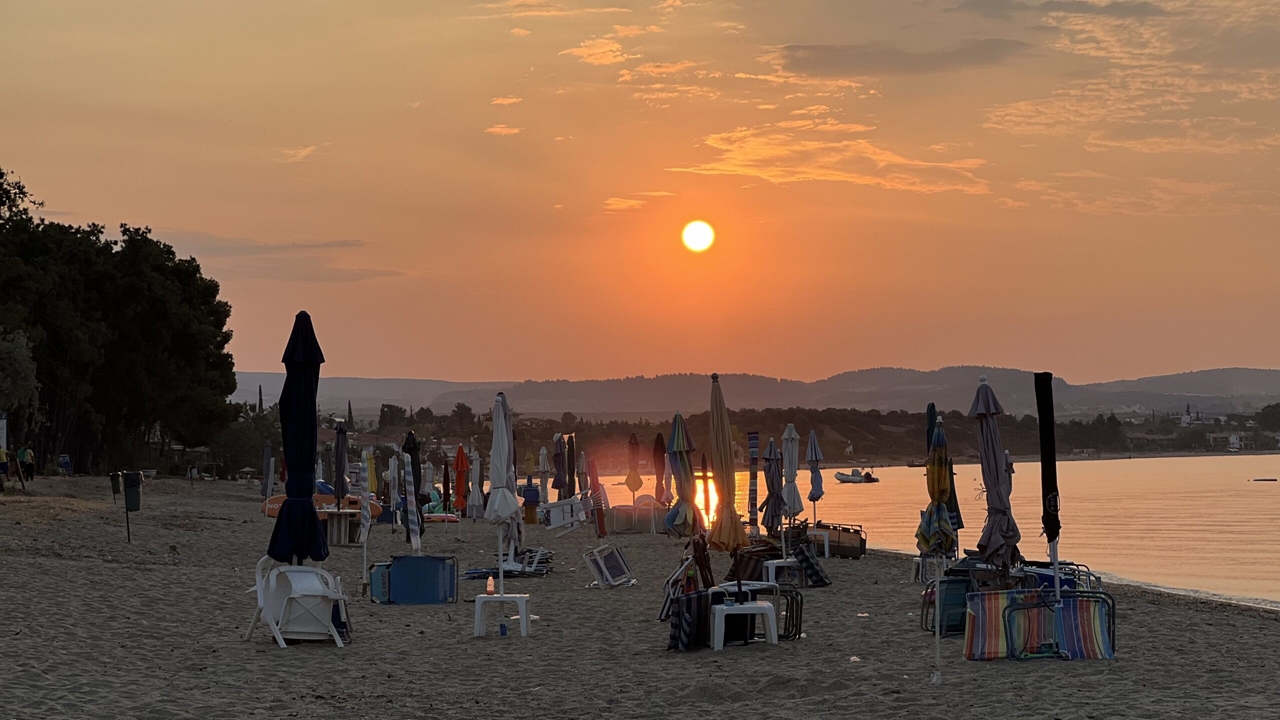 Χαλκιδική: Επιχείρηση απομάκρυνσης ομπρελών από παραλία στον...