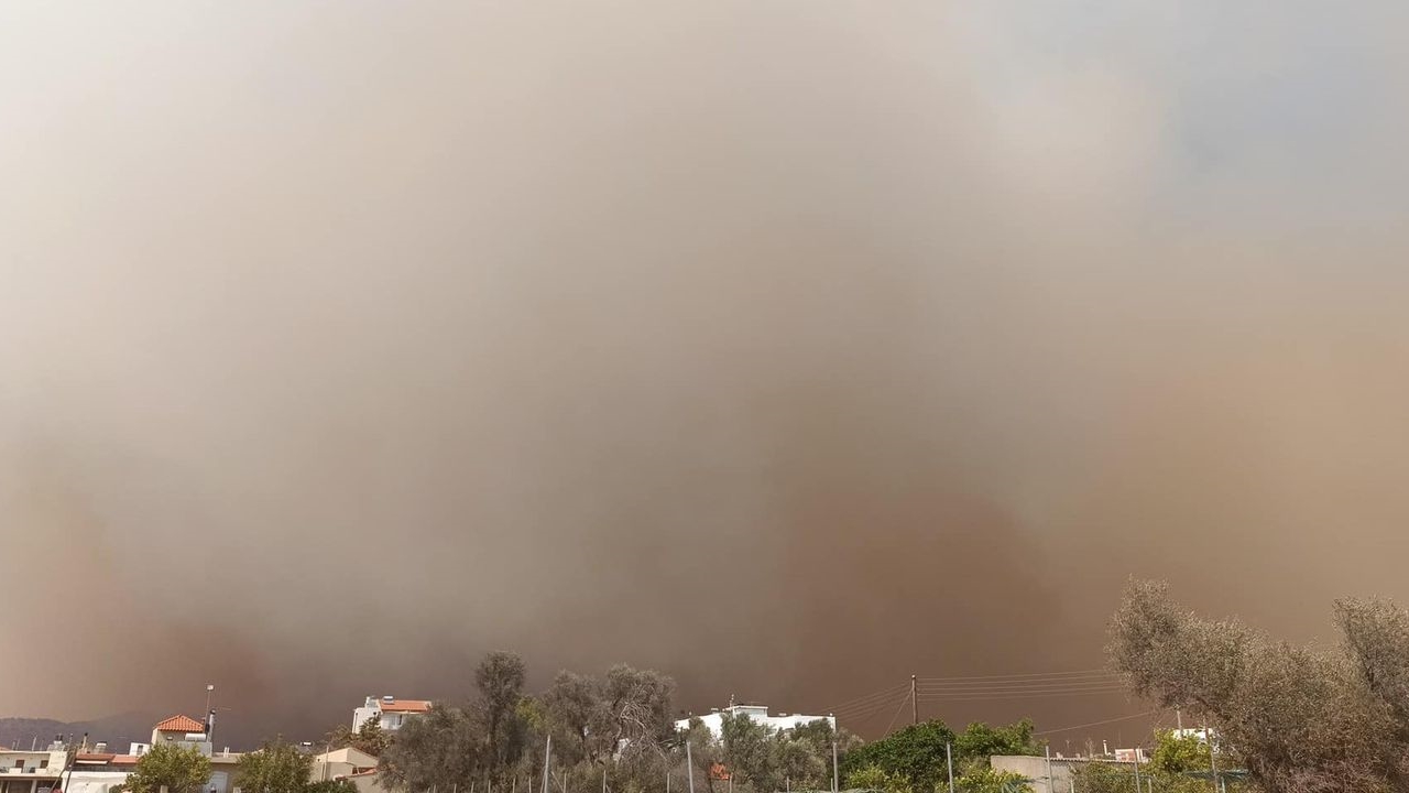 Ανεξέλεγκτες διαστάσεις έχει πάρει η φωτιά στις περιοχές Αμαρίου...