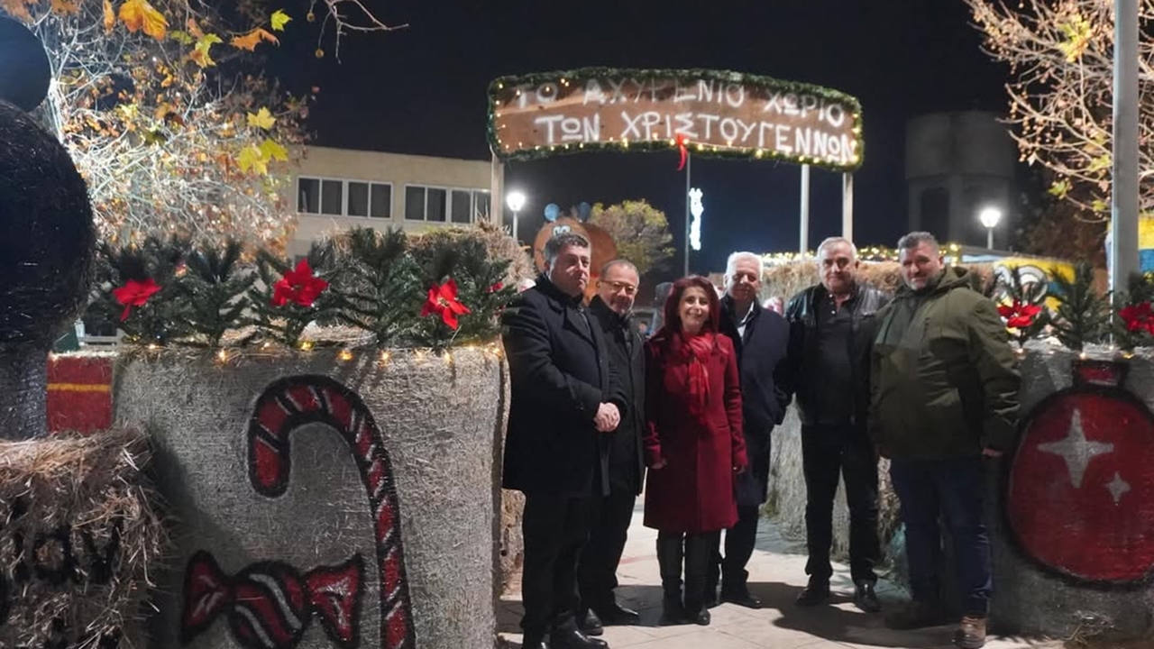 Κομοτηνή: Φωταγωγήθηκε το δέντρο του «Αχυρένιου χωριού των Χριστουγέννων»