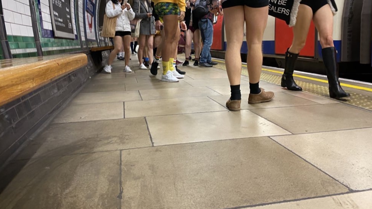 Λονδίνο: Έβγαλαν τα παντελόνια τους και έκαναν βόλτα με το μετρό