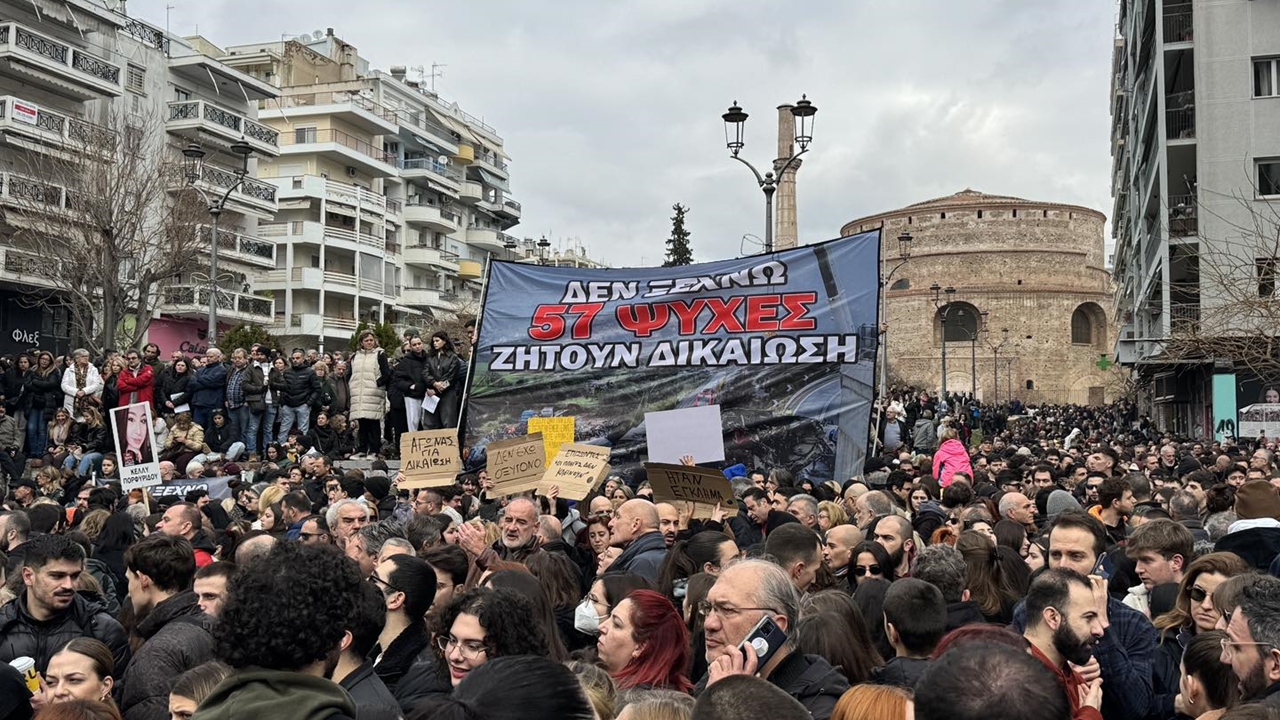 Μια σιωπηλή θάλασσα ανθρώπων για τα Τέμπη