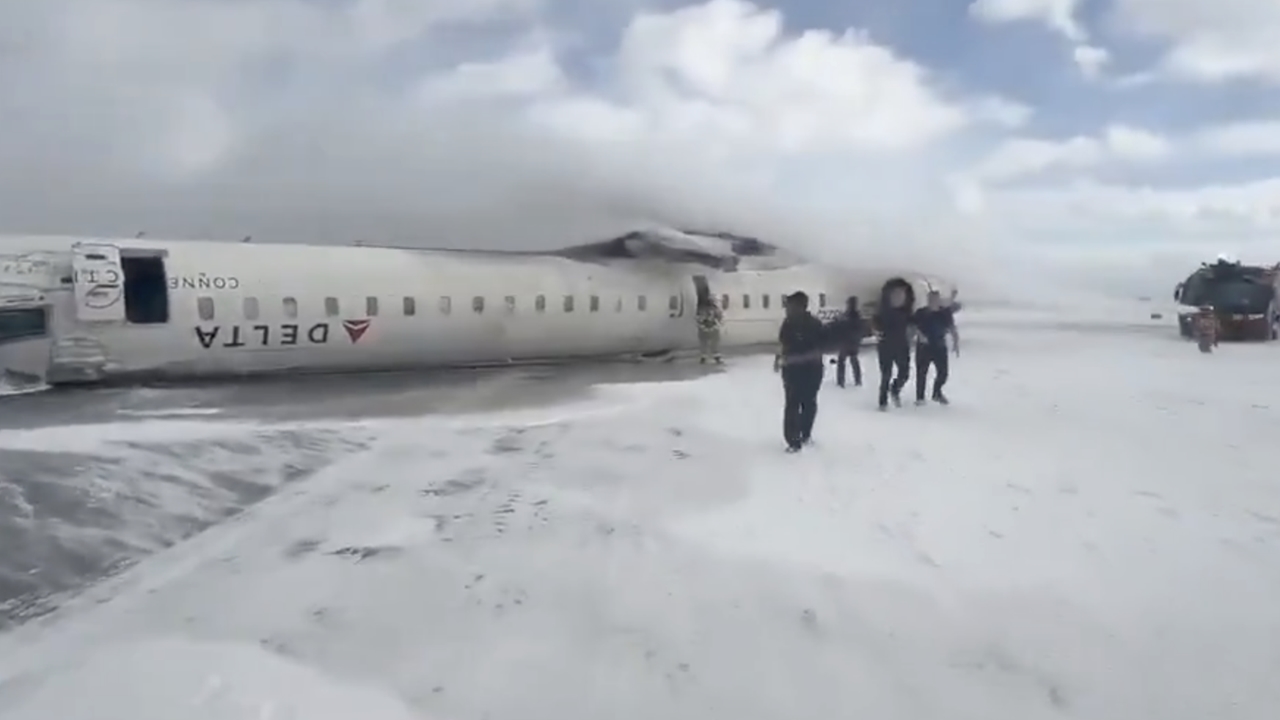 Βίντεο: Αεροπλάνο της Delta αναποδογύρισε κατά την προσγείωση...