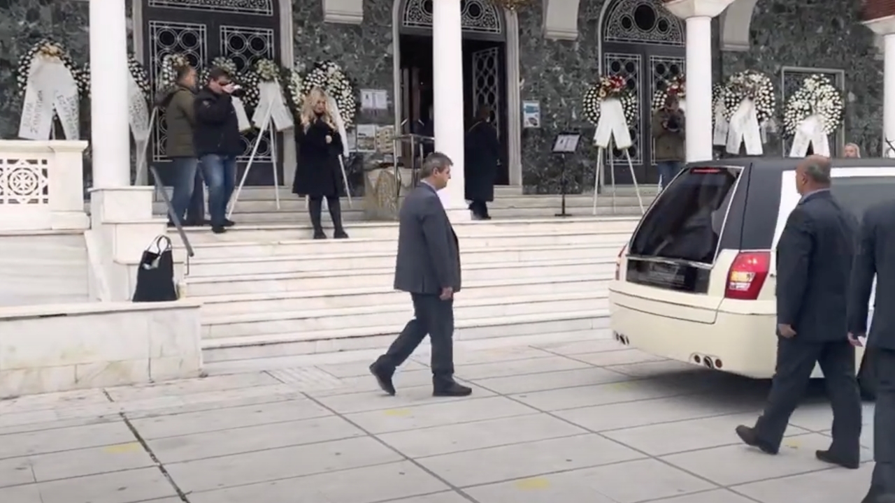 Συγκίνηση στην κηδεία του Βασίλη Καλογήρου - «Να έχετε ευλογία...