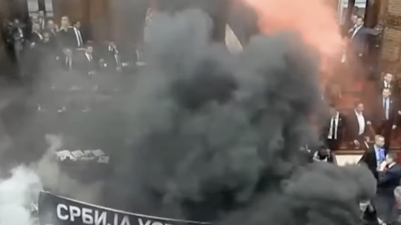 Σκηνές χάους στο κοινοβούλιο της Σερβίας – Βουλευτές πέταξαν...