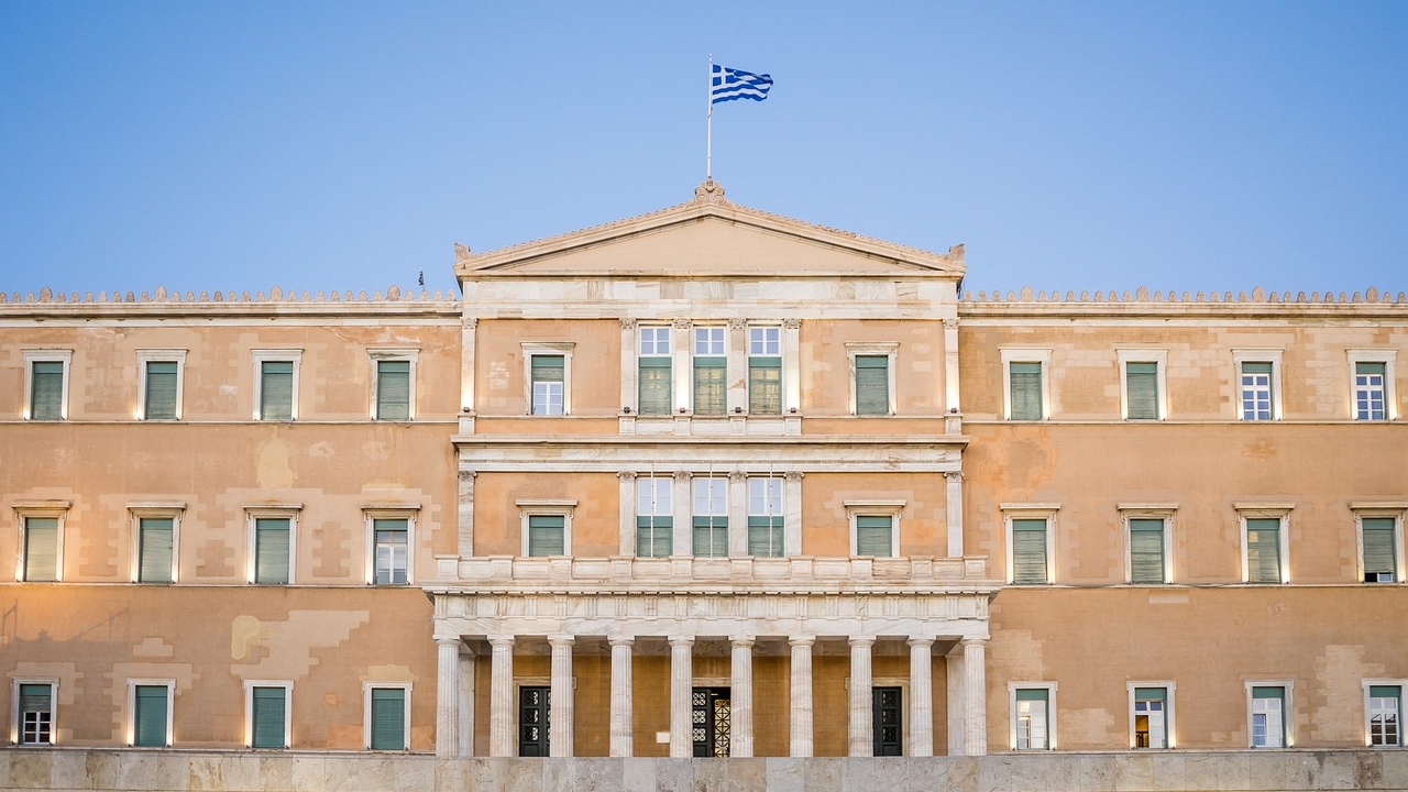 Βουλή: Σε υψηλούς τόνους η προ ημερησίας συζήτηση για τα Τέμπη...