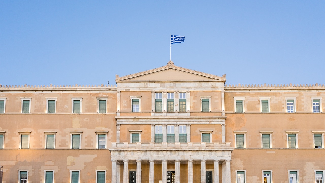 Όταν η Βουλή “τιμωρεί”: Πότε προβλέπεται περικοπή του βουλευτικού...