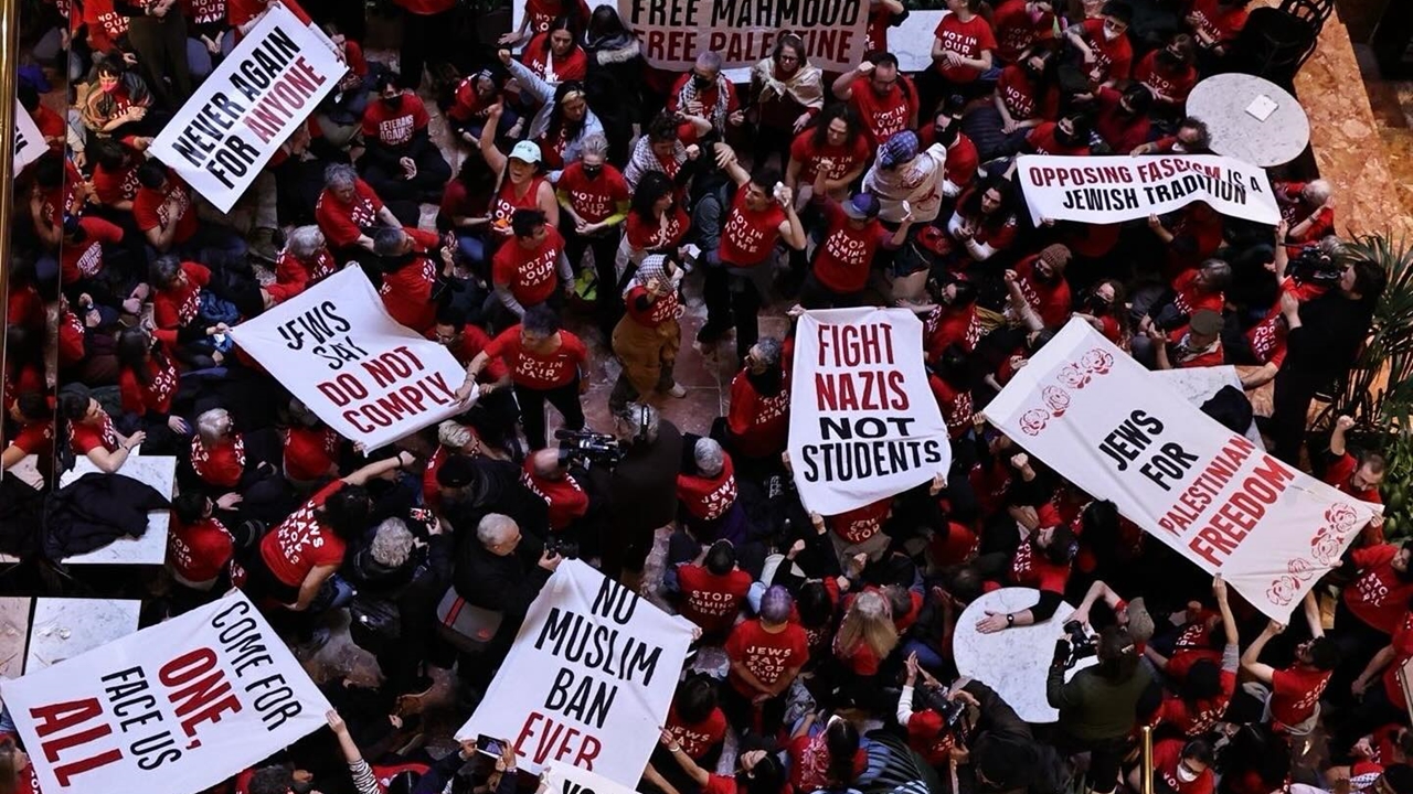 Εβραίοι διαδηλωτές εισέβαλαν στον Πύργο Τραμπ ζητώντας την απελευθέρωση...