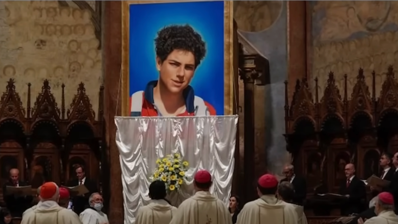 Πιστοί συρρέουν στην Ασίζη για τον Κάρλο Ακούντις, τον «Influencer...