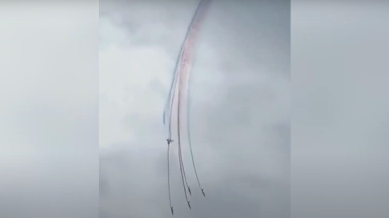 Η στιγμή της σύγκρουσης στον αέρα. Συνετρίβησαν δύο μαχητικά...