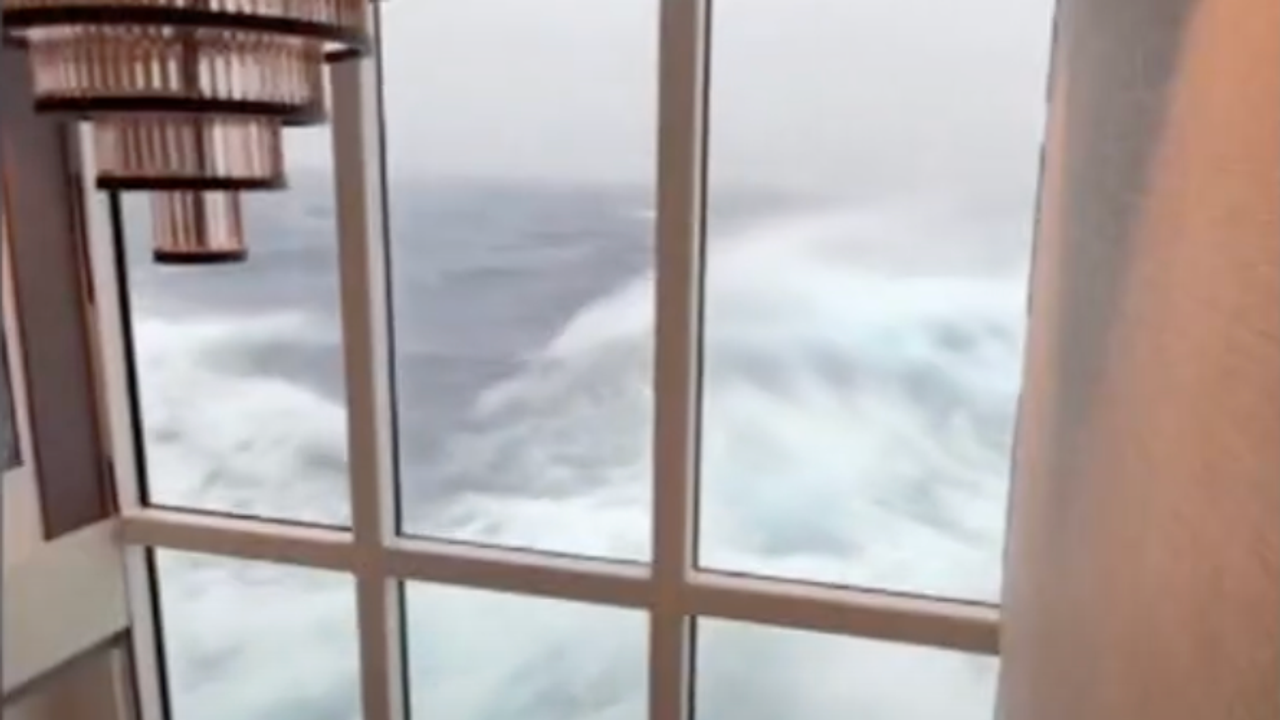 Κρουαζιερόπλοιο χτυπήθηκε από τεράστια θαλασσοταραχή - Δείτε...