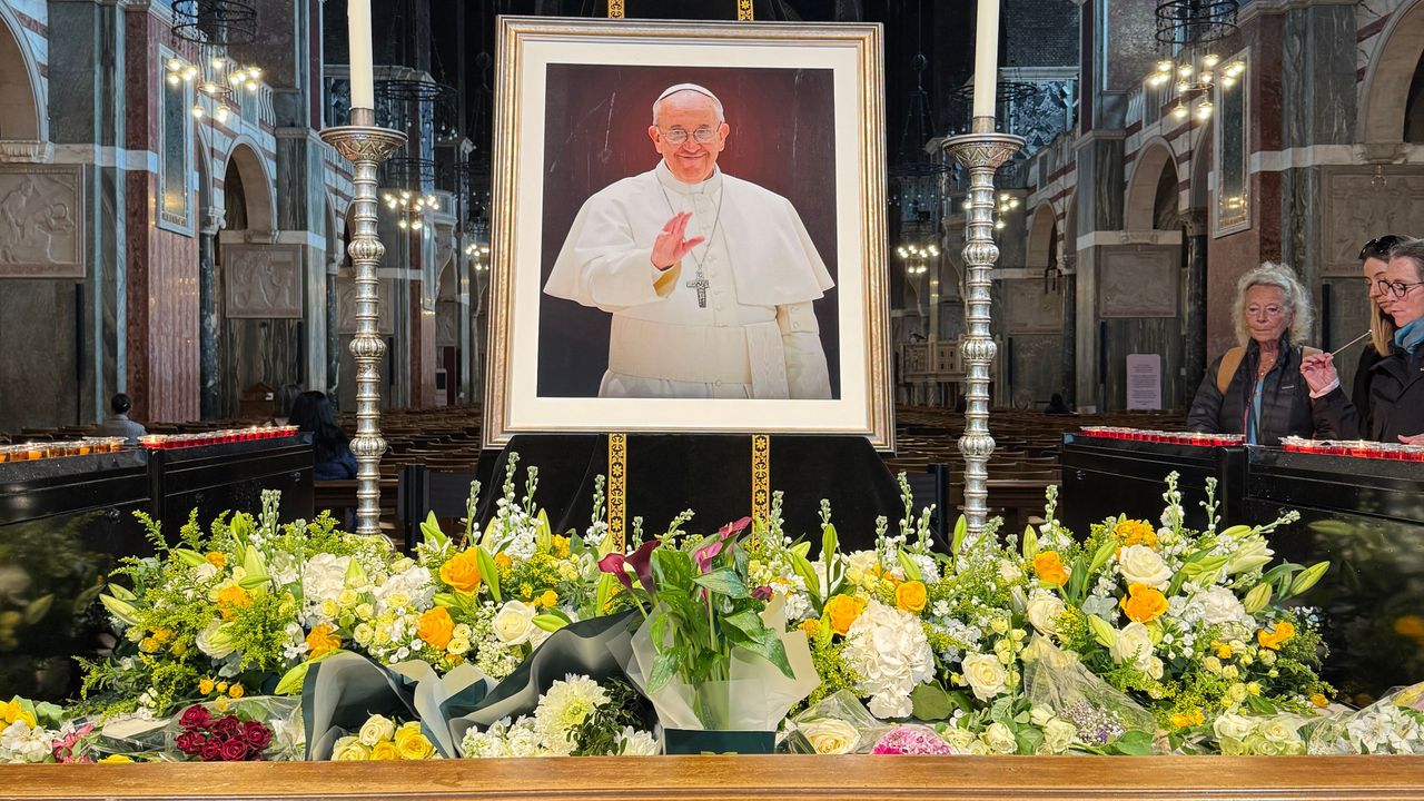 Λονδίνο: Πλήθος πιστών αποτίει φόρο τιμής στον Πάπα Φραγκίσκο