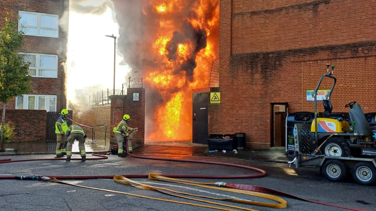 Στις φλόγες ηλεκτρικός υποσταθμός στο Λονδίνο. 