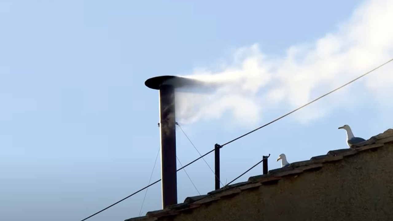 Βατικανό: Λευκός καπνός στην Καπέλα Σιξτίνα - Εξελέγη νέος Πάπας!...