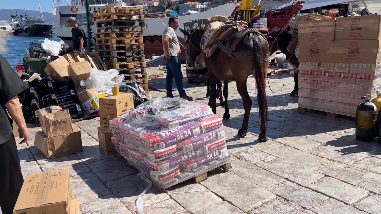 Ανεφοδιασμός στο λιμάνι της Ύδρας